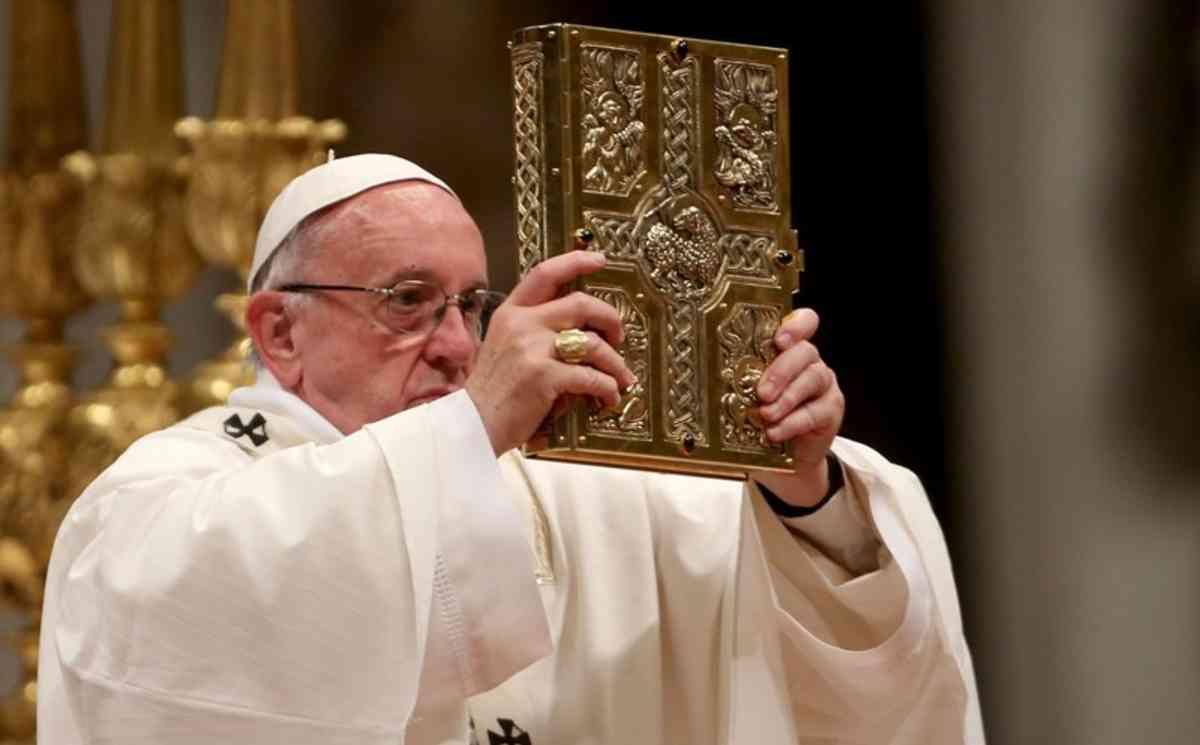 Pope Francis leads Easter vigil